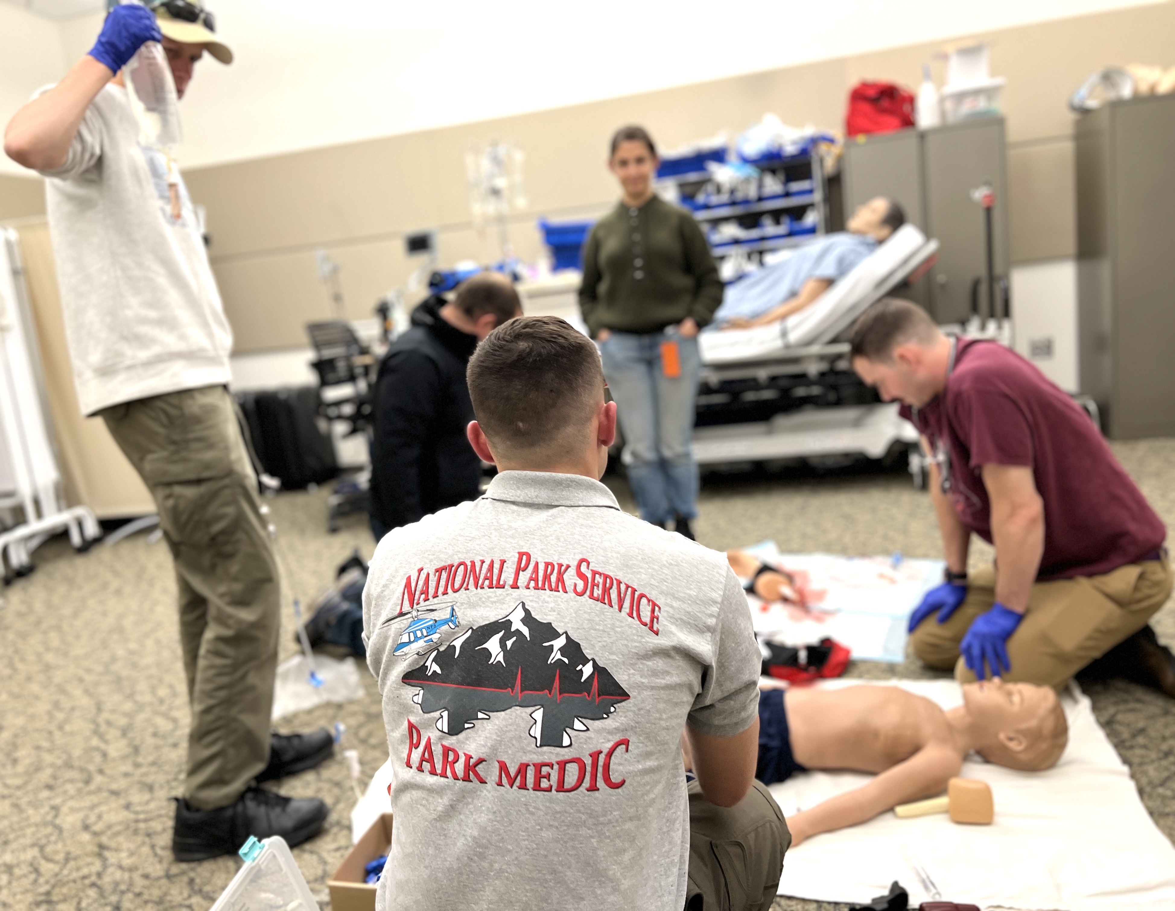 Parkmedic students training on dummies.